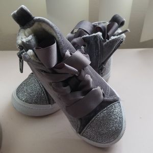 Toddler girls bow tie sneakers size 6